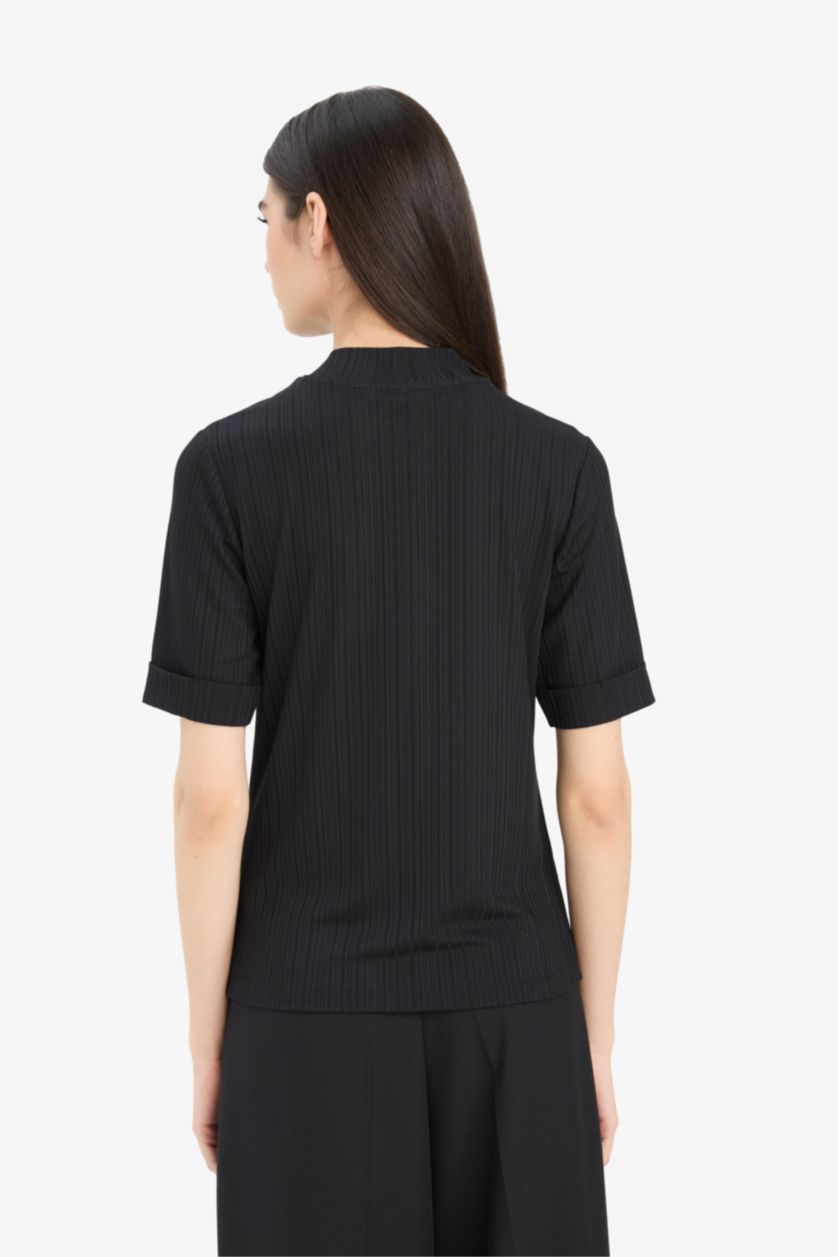 Женщины Черный Регулярного кроя футболка с полуворотником-горлышком и короткими рукавами.