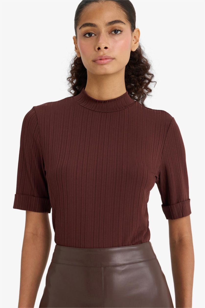 FEMME Marron T-shirt côtelé à col semi-montant et manches courtes Coupe régulière