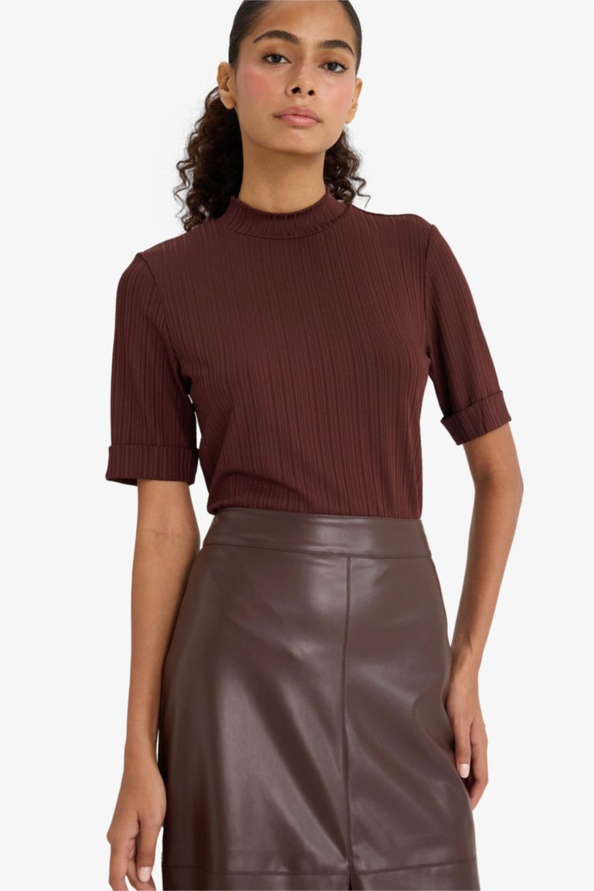 FEMME Marron T-shirt côtelé à col semi-montant et manches courtes Coupe régulière