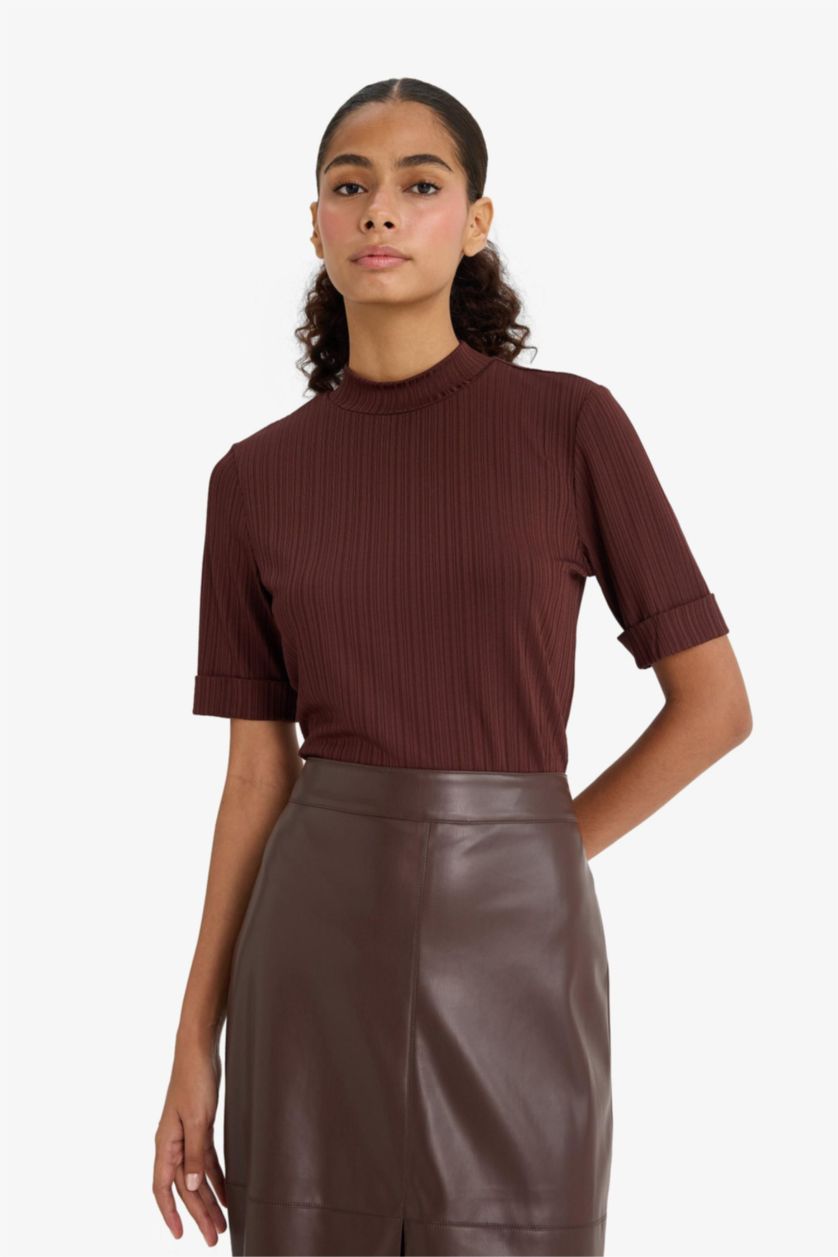 FEMME Marron T-shirt côtelé à col semi-montant et manches courtes Coupe régulière
