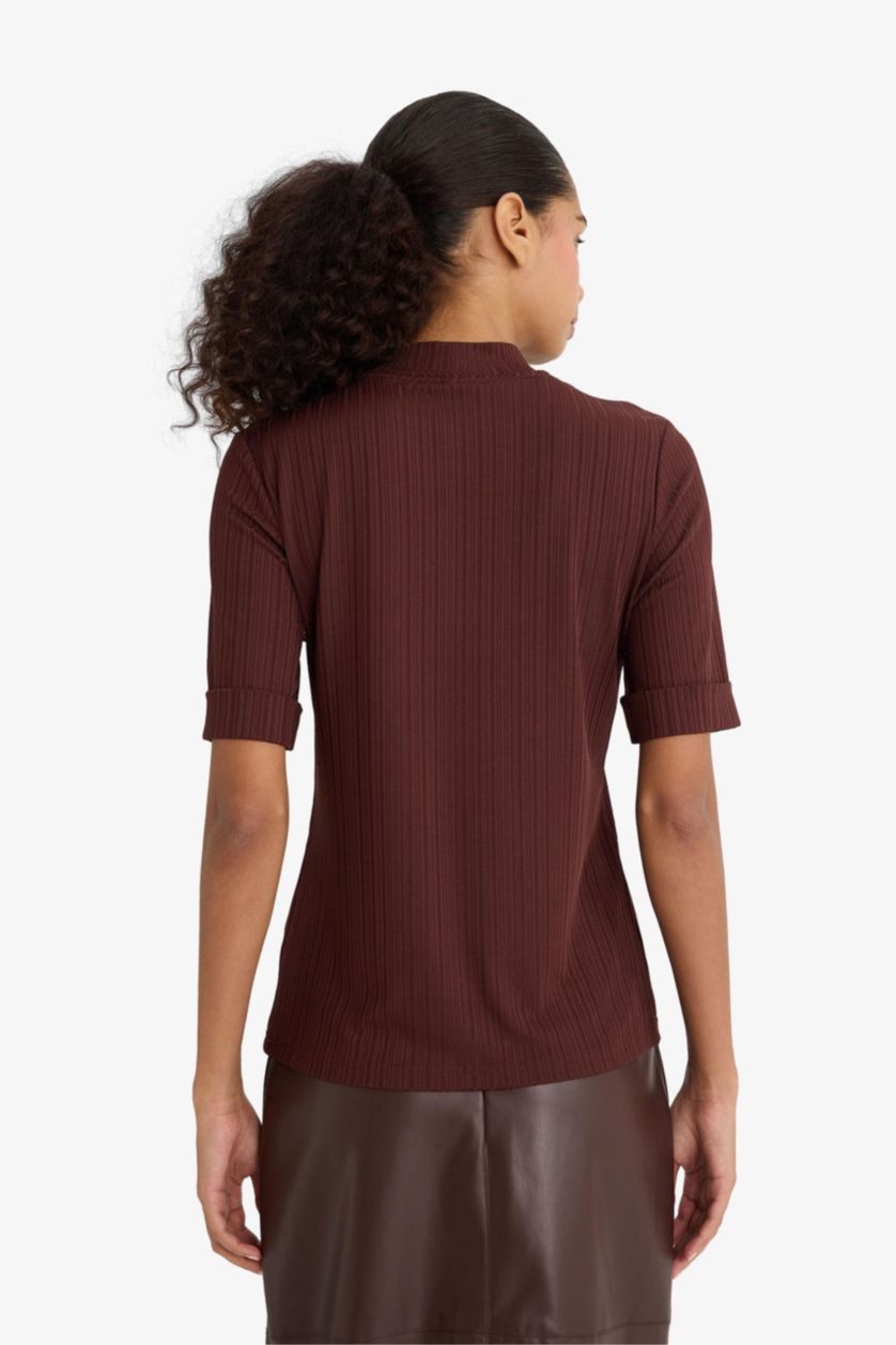 FEMME Marron T-shirt côtelé à col semi-montant et manches courtes Coupe régulière