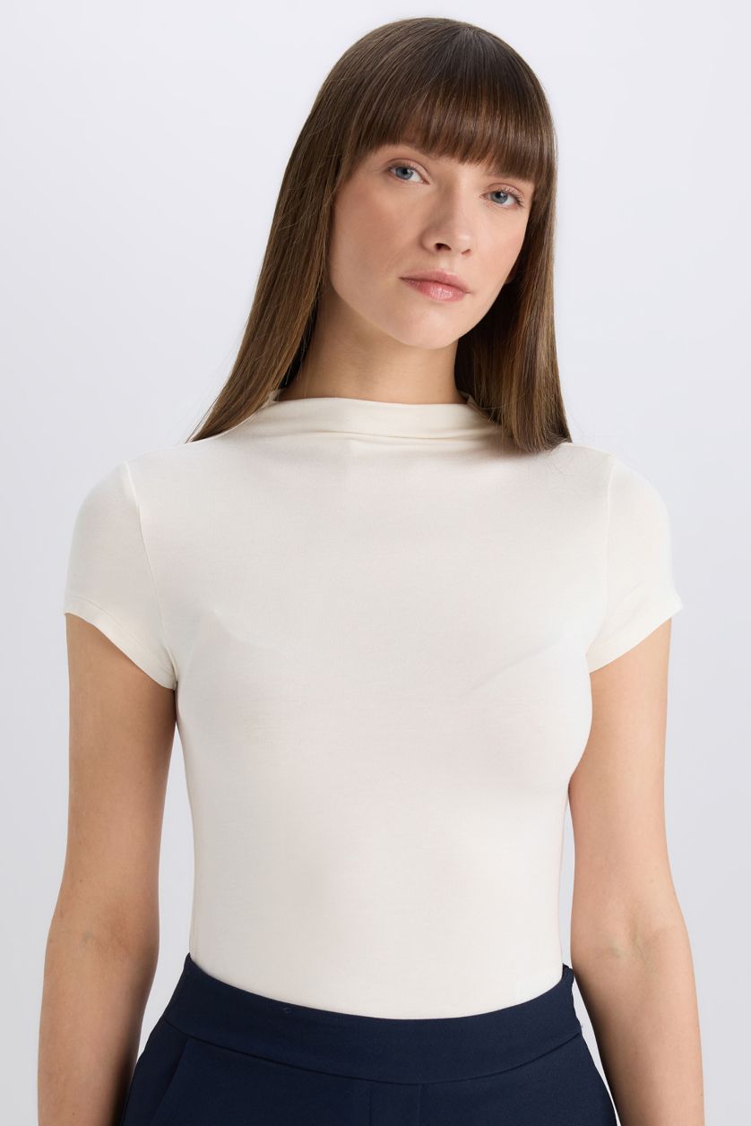 Kadın Ekru Slim Fit Dar Kesim Yarım Balıkçı Yaka Basic Düz  Kısa Kollu Tişört