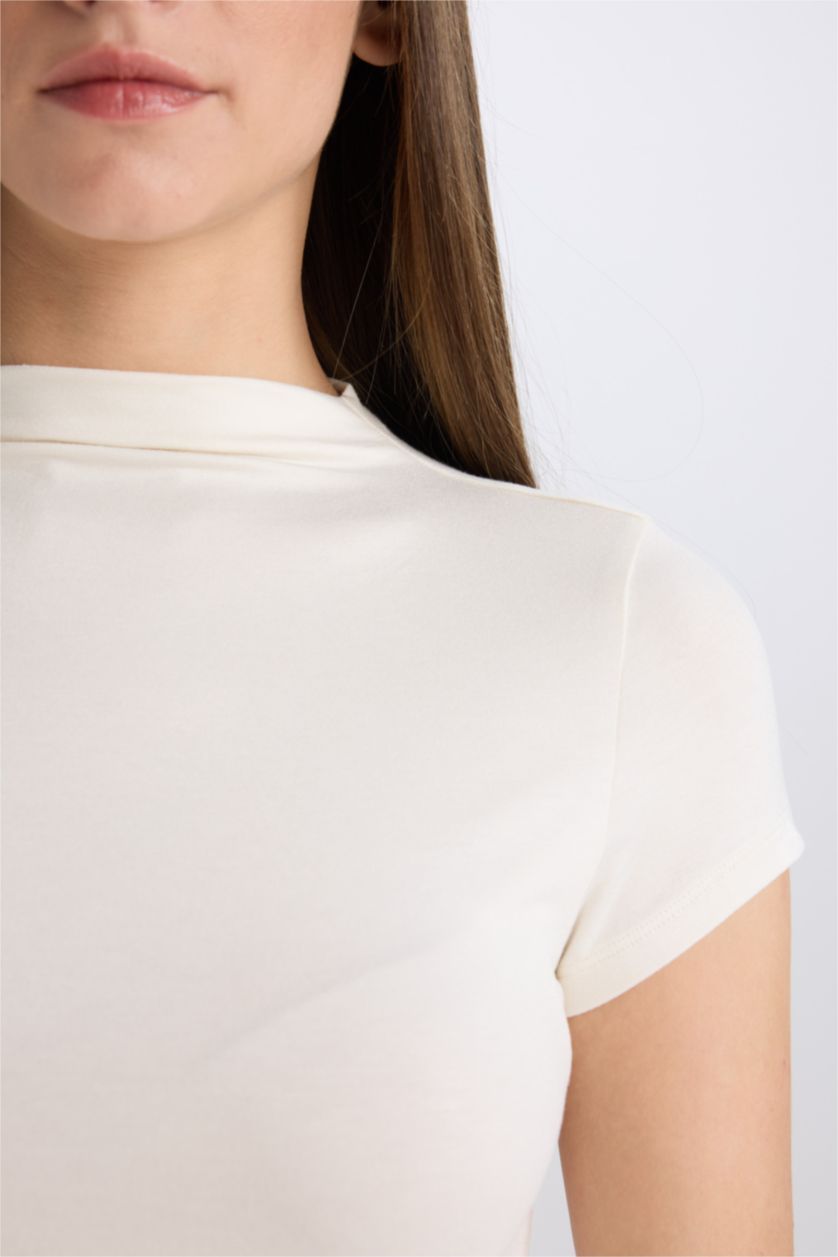 Kadın Ekru Slim Fit Dar Kesim Yarım Balıkçı Yaka Basic Düz  Kısa Kollu Tişört