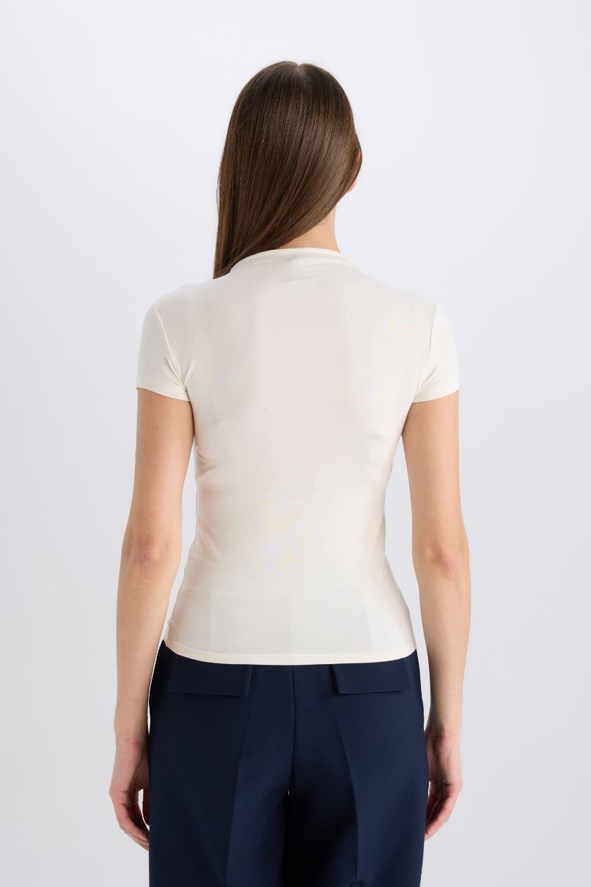 Kadın Ekru Slim Fit Dar Kesim Yarım Balıkçı Yaka Basic Düz  Kısa Kollu Tişört