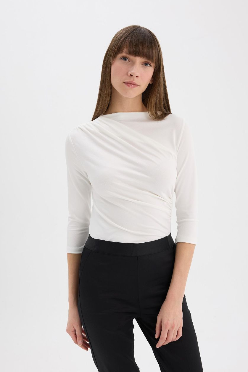 Kadın Ekru Regular Fit Degaje Yaka Basic Düz Krep Yarım Kollu Tişört