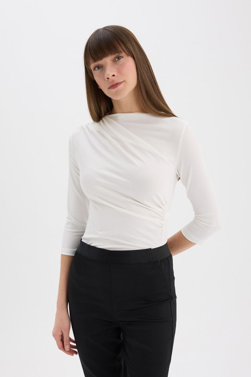 Kadın Ekru Regular Fit Degaje Yaka Basic Düz Krep Yarım Kollu Tişört