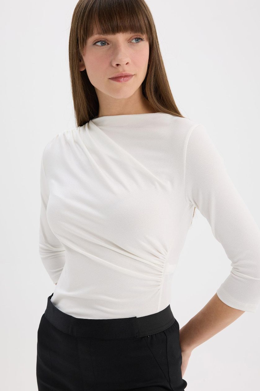 Kadın Ekru Regular Fit Degaje Yaka Basic Düz Krep Yarım Kollu Tişört