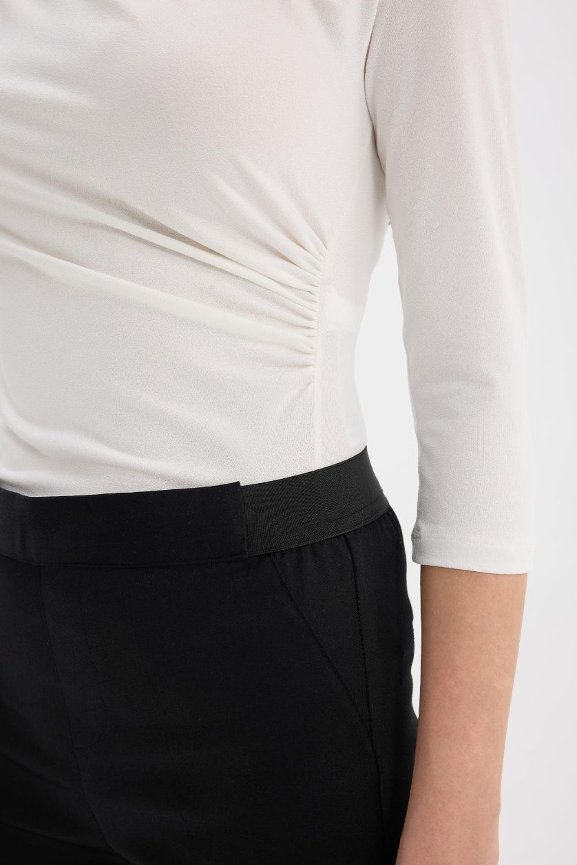 Kadın Ekru Regular Fit Degaje Yaka Basic Düz Krep Yarım Kollu Tişört