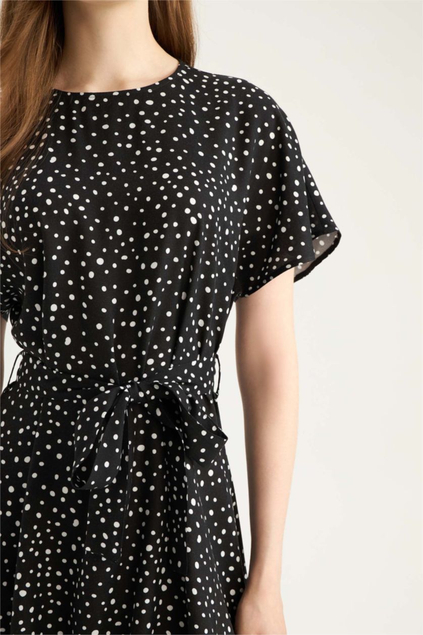 Kadın Siyah Regular Fit Bisiklet Yaka Puantiyeli Kuşaklı Kısa Kollu Midi Elbise