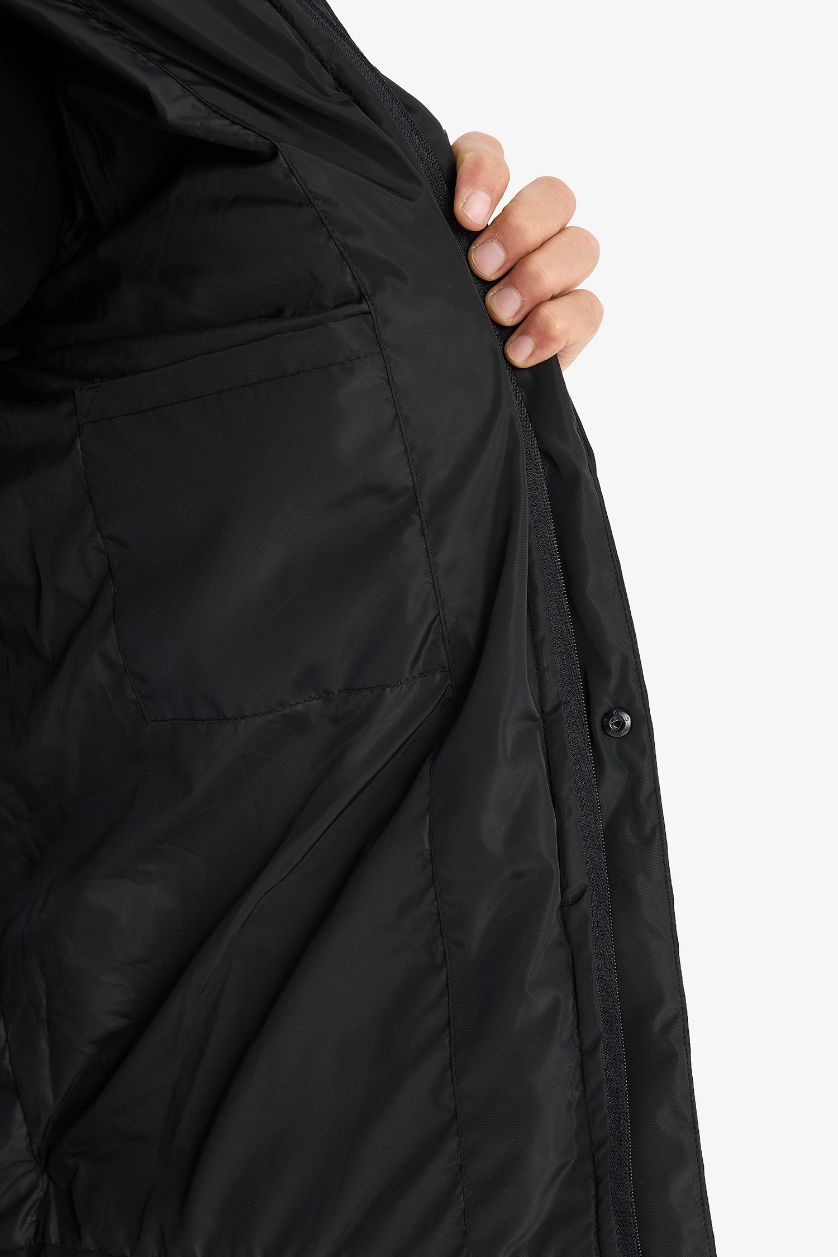 Man Black Regular Fit Hooded Zippered Snap Closure Puffer Jacket