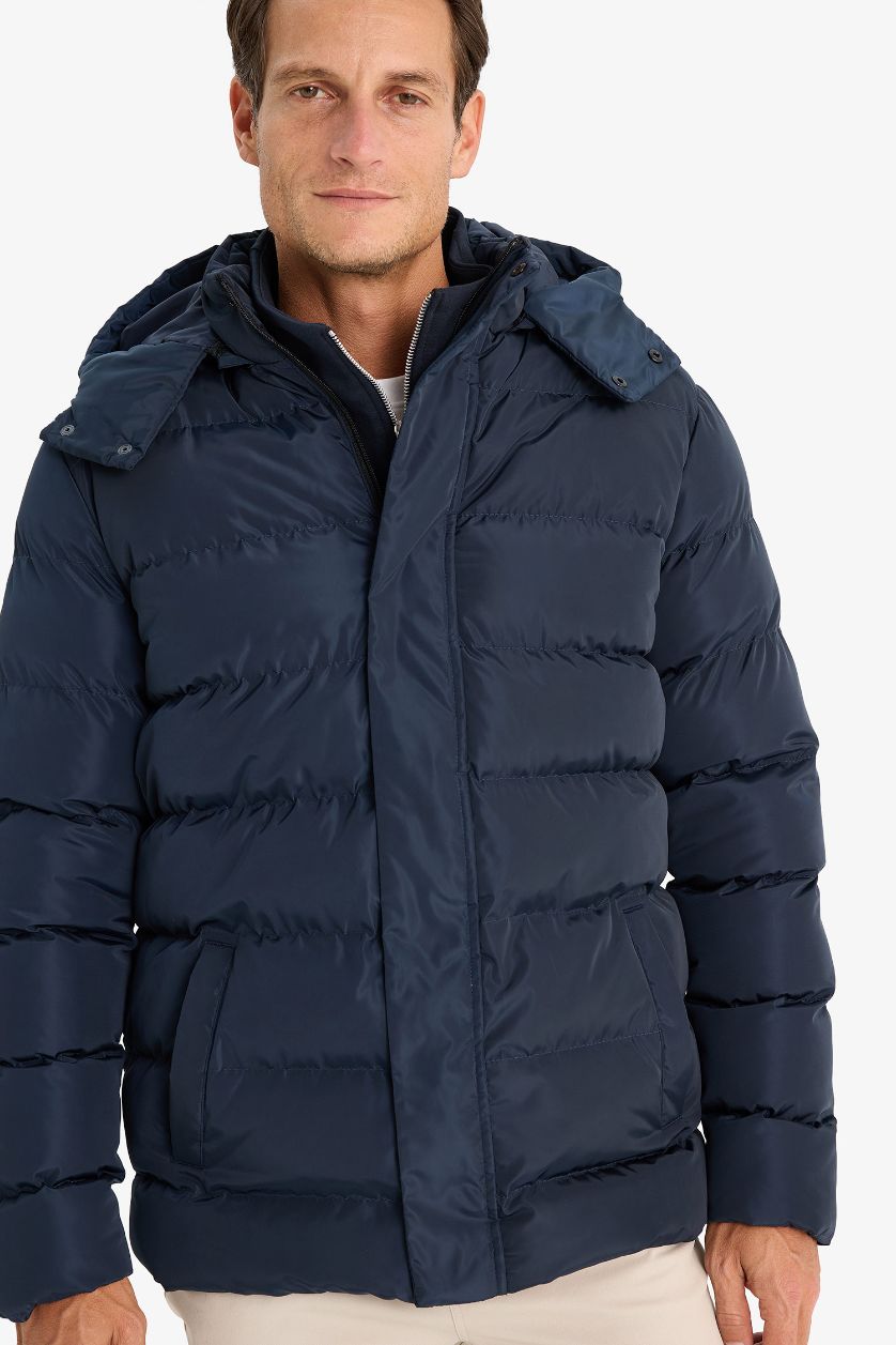 Erkek Lacivert Regular Fit Kapüşonlu Fermuarlı Çıtçıt Kapamalı Cepli Şişme Mont