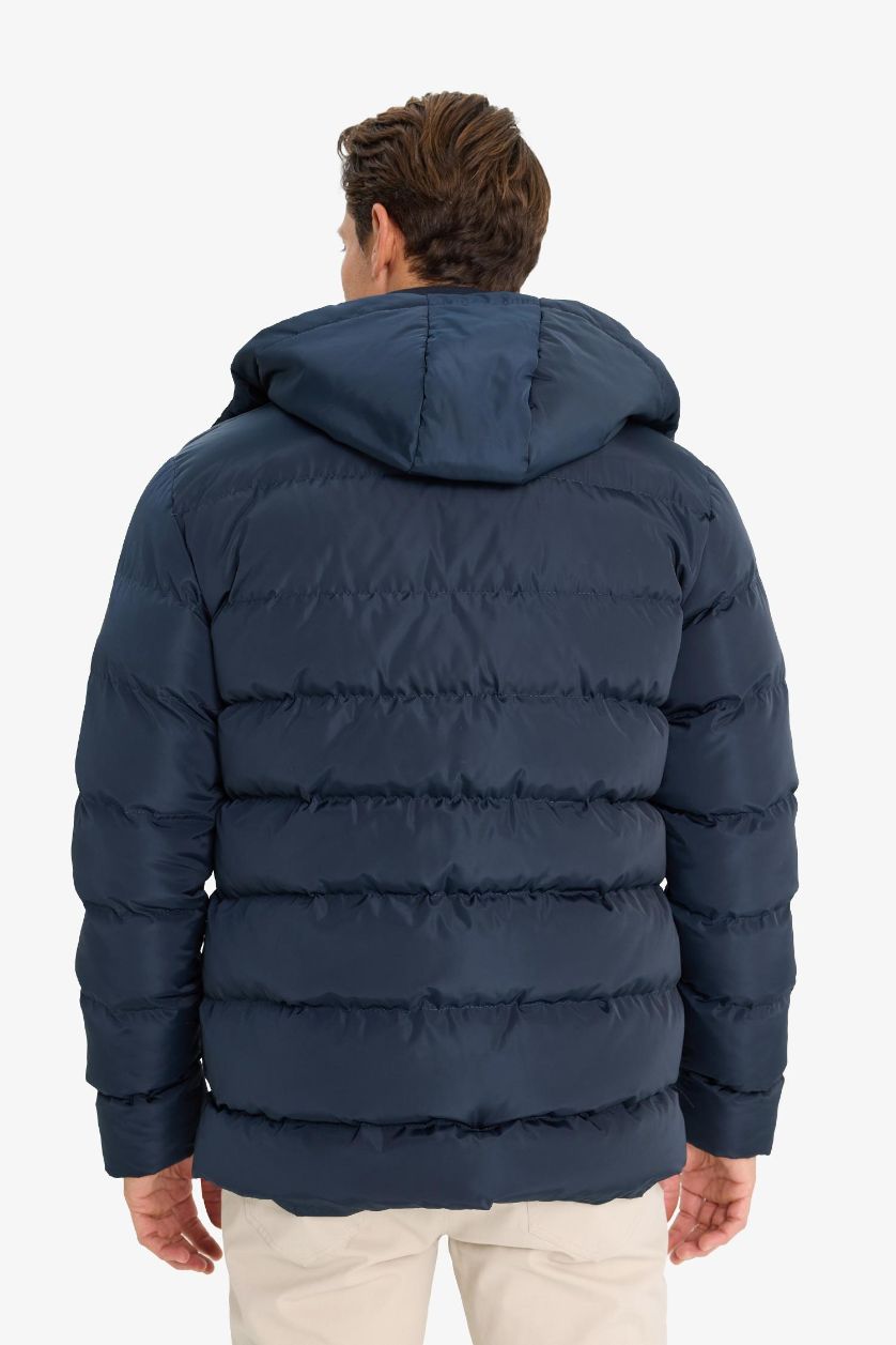 Erkek Lacivert Regular Fit Kapüşonlu Fermuarlı Çıtçıt Kapamalı Cepli Şişme Mont