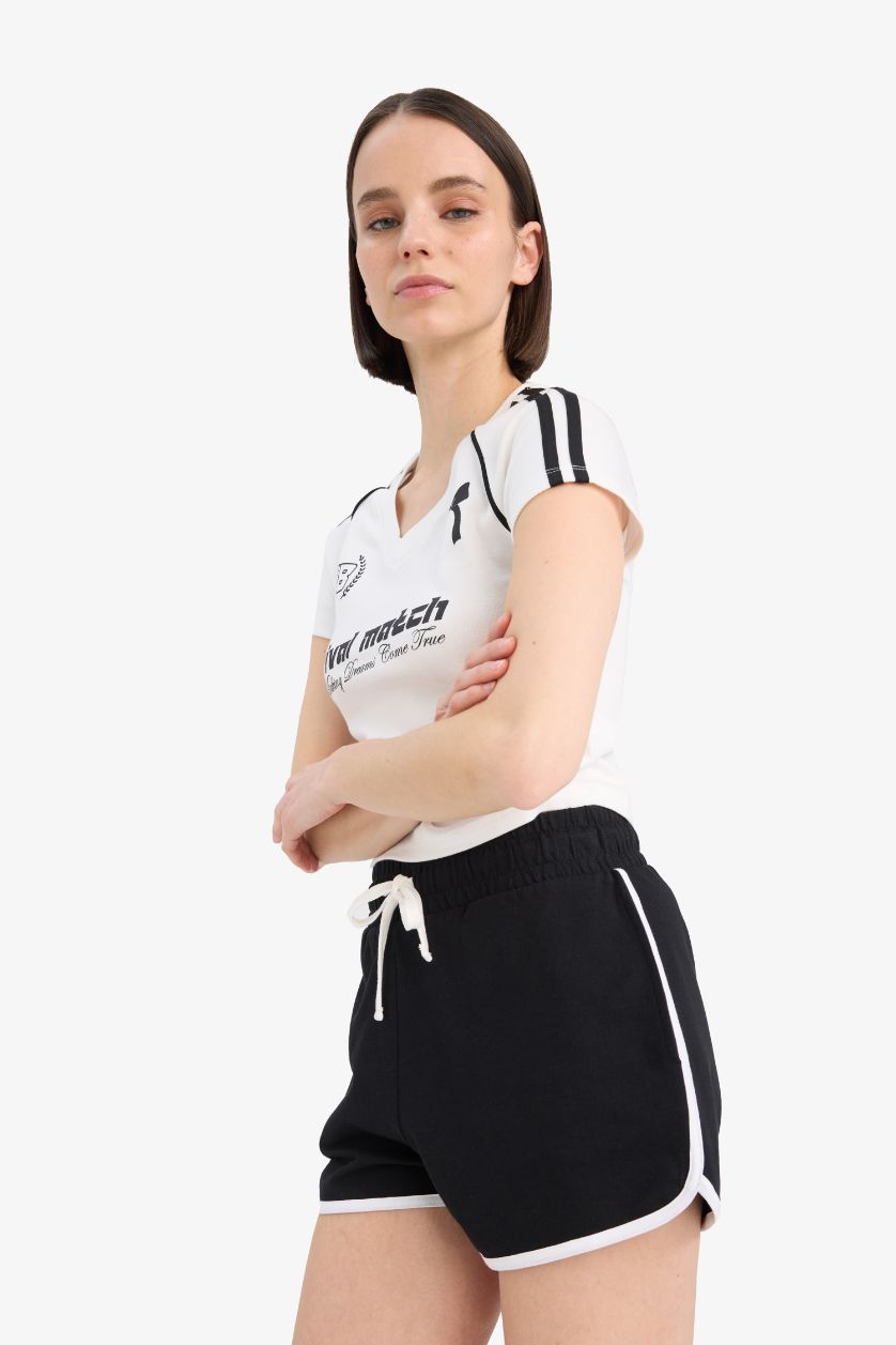 نساء اوف وايت تيشيرت نص كم سليم مطبوع برقبة V