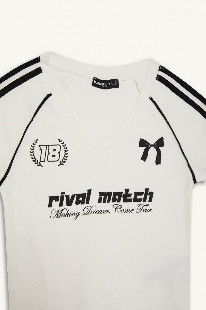 نساء اوف وايت تيشيرت نص كم سليم مطبوع برقبة V