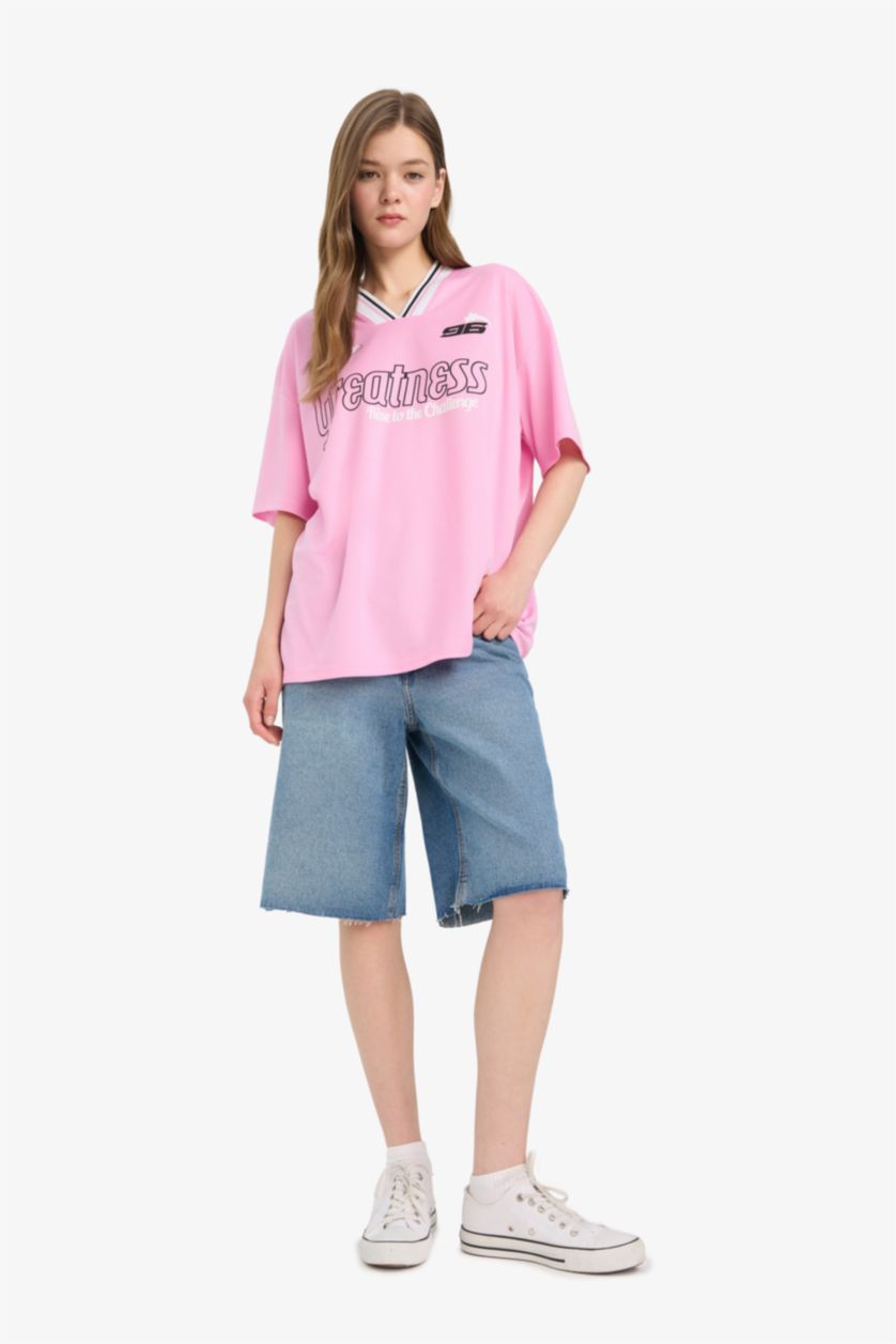 Kadın Pembe Oversize Geniş Kalıp V Yaka Baskılı Forma Kumaşı Kısa Kollu Tişört