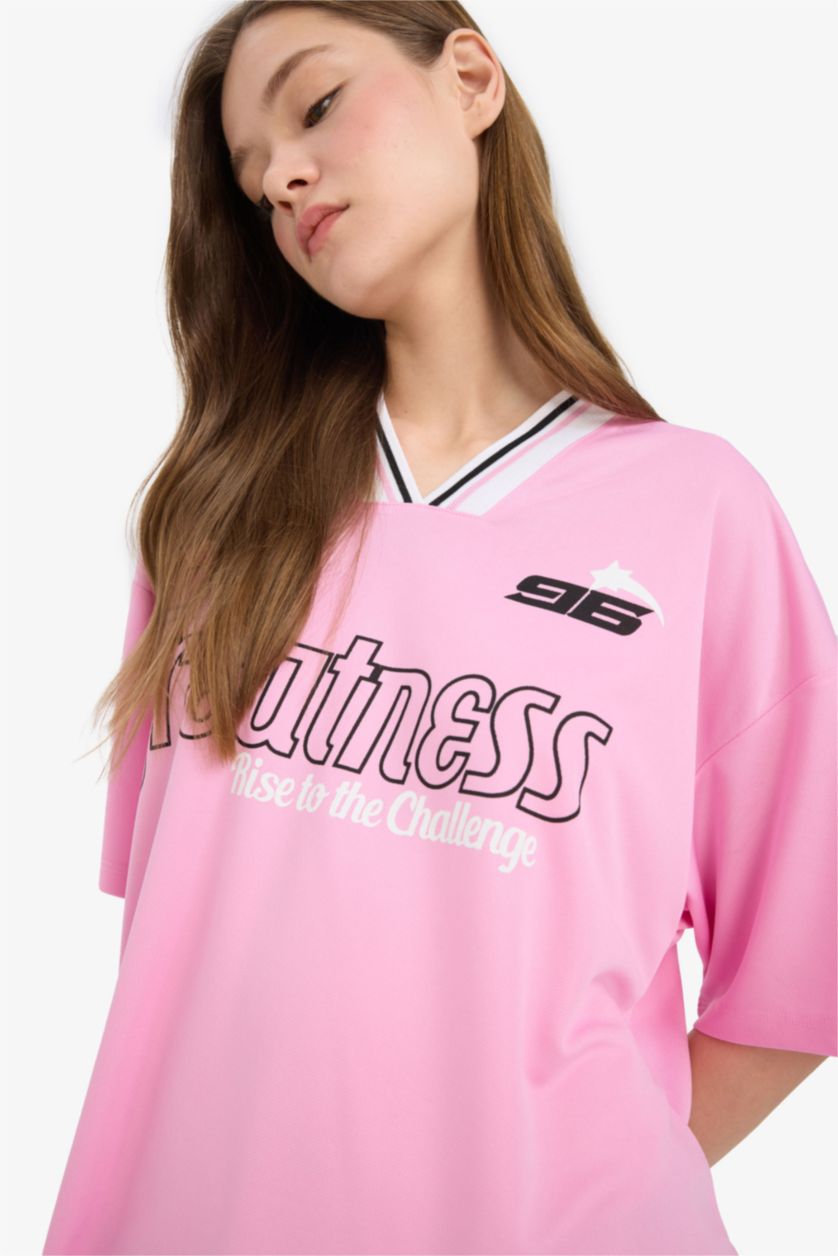 Kadın Pembe Oversize Geniş Kalıp V Yaka Baskılı Forma Kumaşı Kısa Kollu Tişört