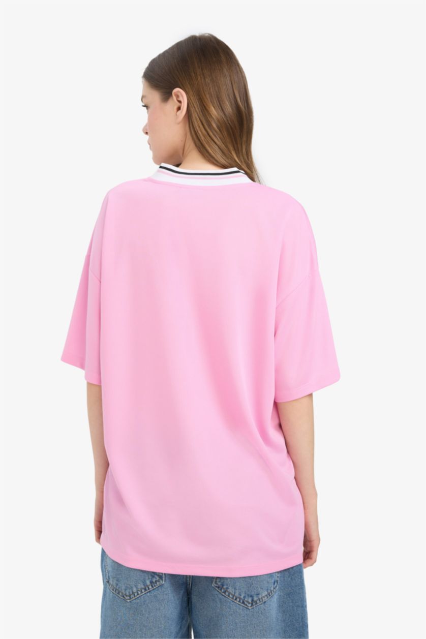 Kadın Pembe Oversize Geniş Kalıp V Yaka Baskılı Forma Kumaşı Kısa Kollu Tişört