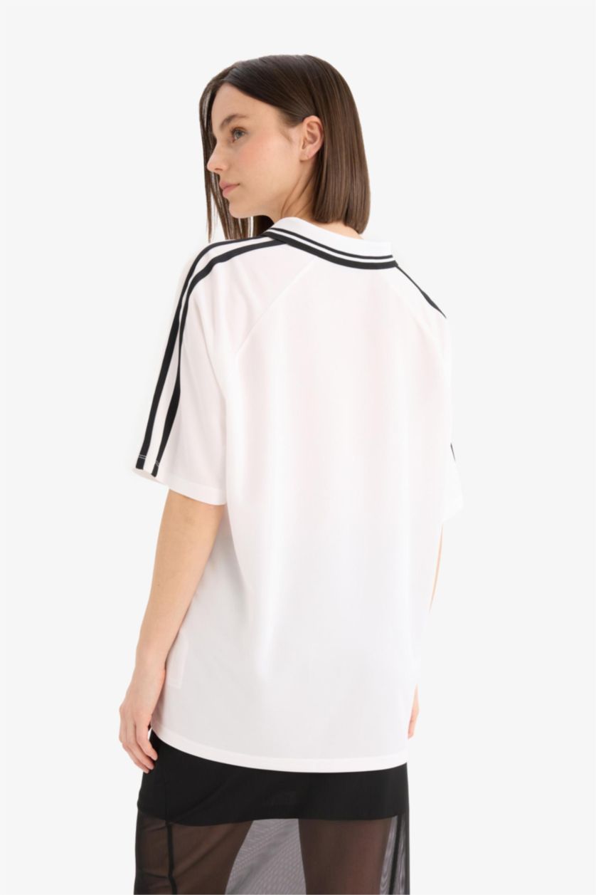 Kadın Beyaz Oversize Geniş Kalıp Polo Yaka Baskılı Forma Kumaşı Kısa Kollu Tişört