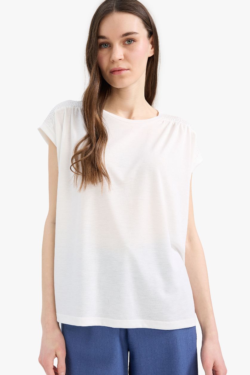 نساء بيج فاتح تيشيرت نص كم عادي برقبة مستديرة