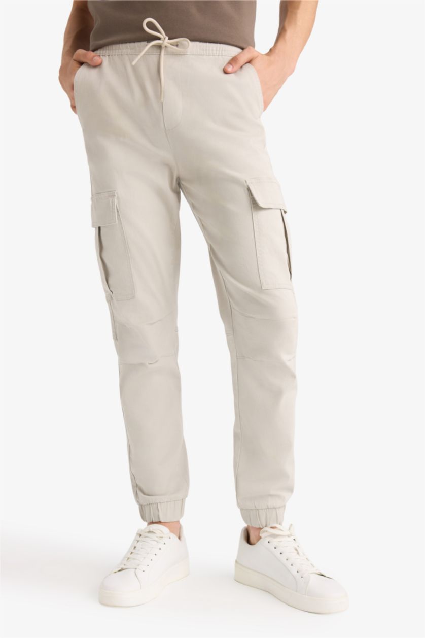 Мужчины Слоновая кость Брюки джоггер из габардина с карго-карманами и эластичным поясом
