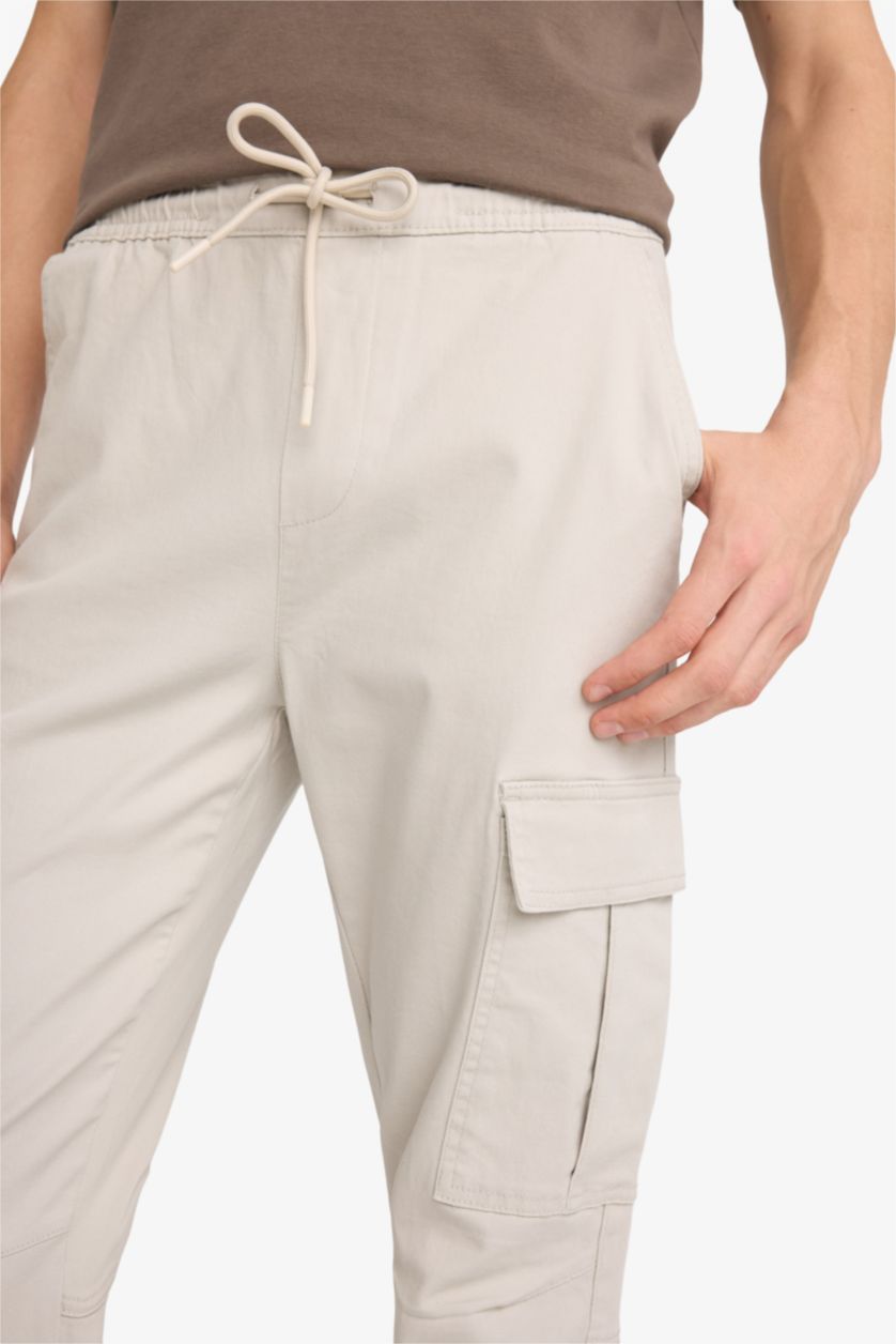 Мужчины Слоновая кость Брюки джоггер из габардина с карго-карманами и эластичным поясом