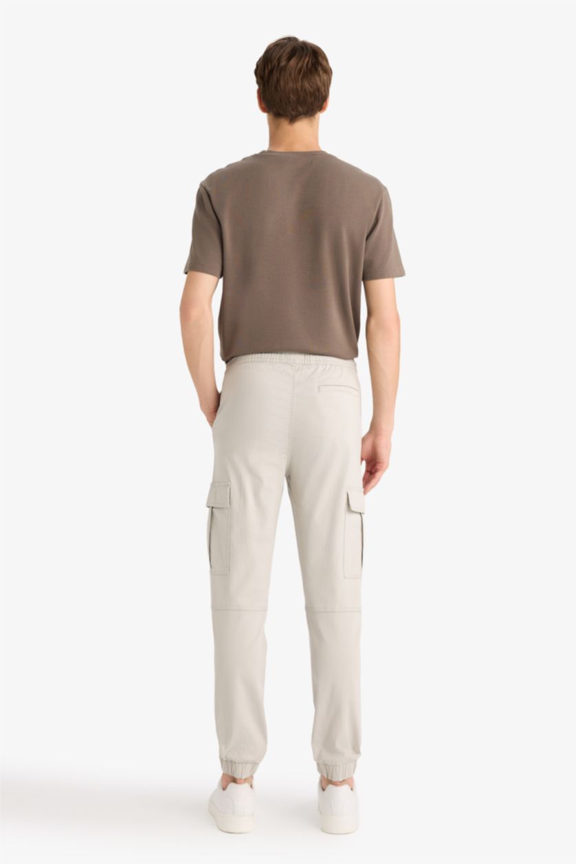 Мужчины Слоновая кость Брюки джоггер из габардина с карго-карманами и эластичным поясом