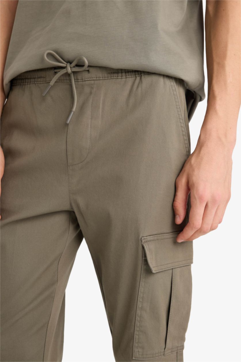 Мужчины Хаки Брюки джоггер из габардина с карго-карманами и эластичным поясом