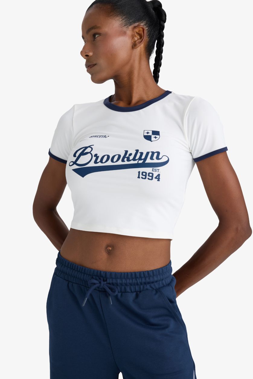 Kadın Beyaz Crop Bisiklet Yaka Baskılı Sporcu Kısa Kollu Tişört