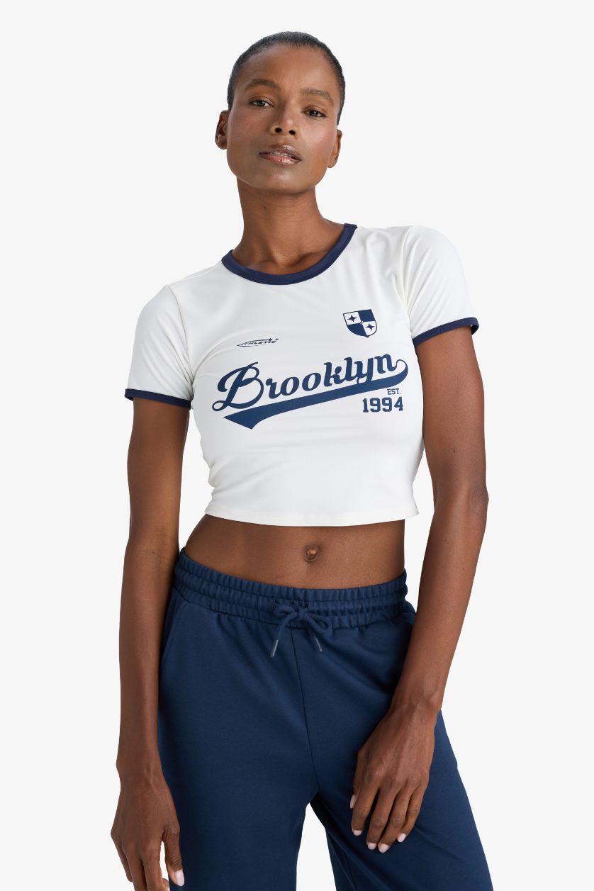 Kadın Beyaz Crop Bisiklet Yaka Baskılı Sporcu Kısa Kollu Tişört