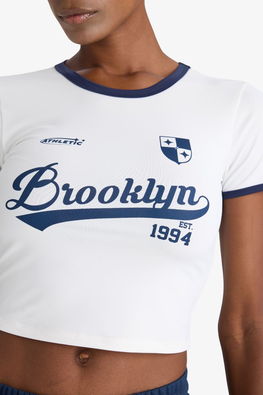 Kadın Beyaz Crop Bisiklet Yaka Baskılı Sporcu Kısa Kollu Tişört