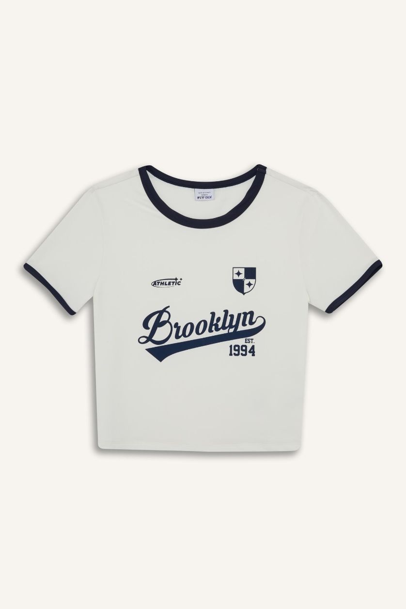 Kadın Beyaz Crop Bisiklet Yaka Baskılı Sporcu Kısa Kollu Tişört