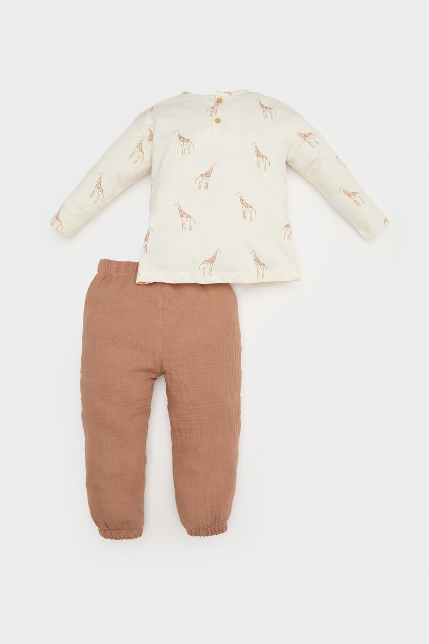 طفل صغير بيج فاتح طقم بيبي اولادي بنطلون وبلوزة بياقة مستديرة - قطعتين