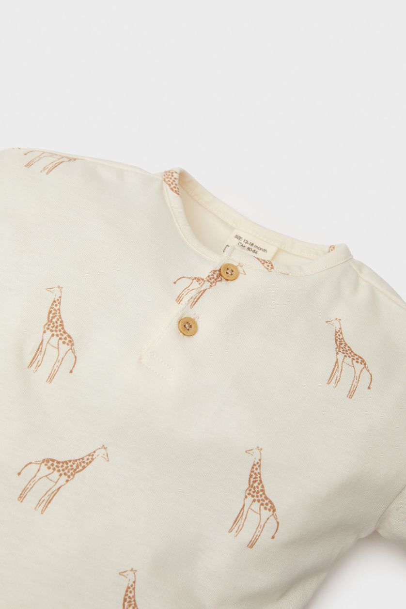 طفل صغير بيج فاتح طقم بيبي اولادي بنطلون وبلوزة بياقة مستديرة - قطعتين