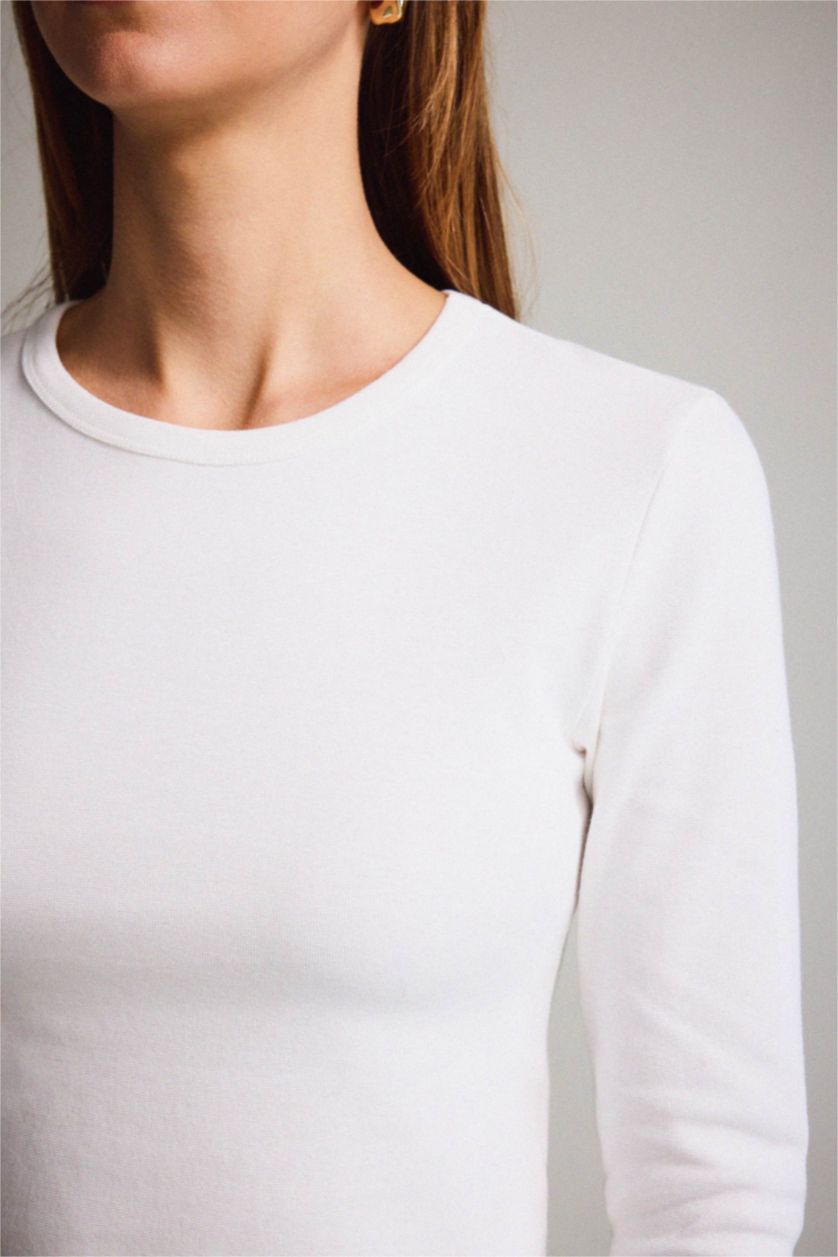 حريمي اوف وايت تيشيرت كم طويل ريبانا مخصر سليم فيت برقبة مستديرة