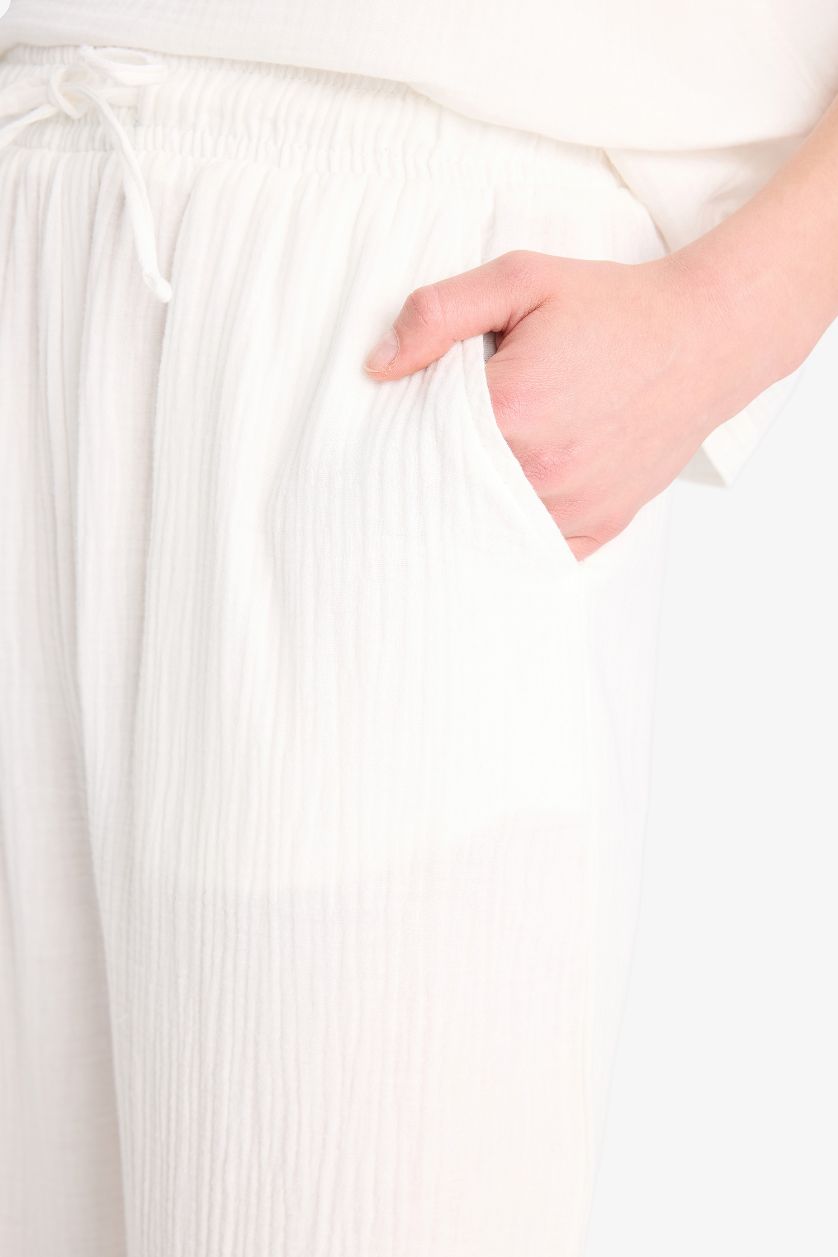 Kadın Beyaz Wide Leg Çift Cepli Beli Lastikli Düz Paça Krinkıl Kumaş Pantolon