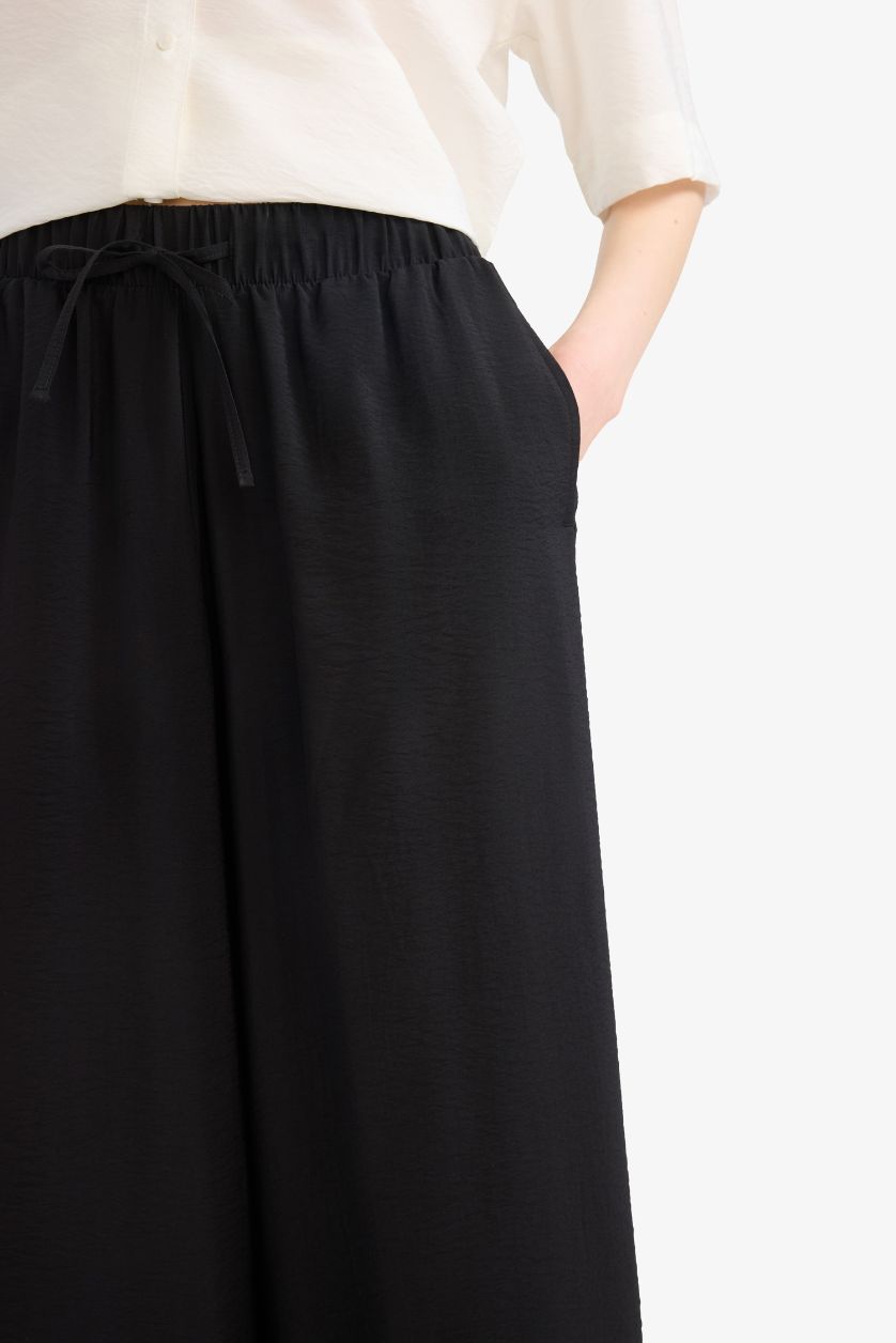 Woman Black Wide Leg Elastic Waist Straight Leg Midi Trousers