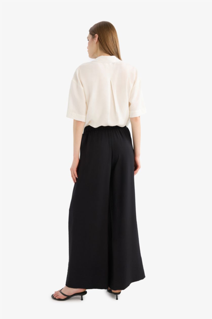 Woman Black Wide Leg Elastic Waist Straight Leg Midi Trousers