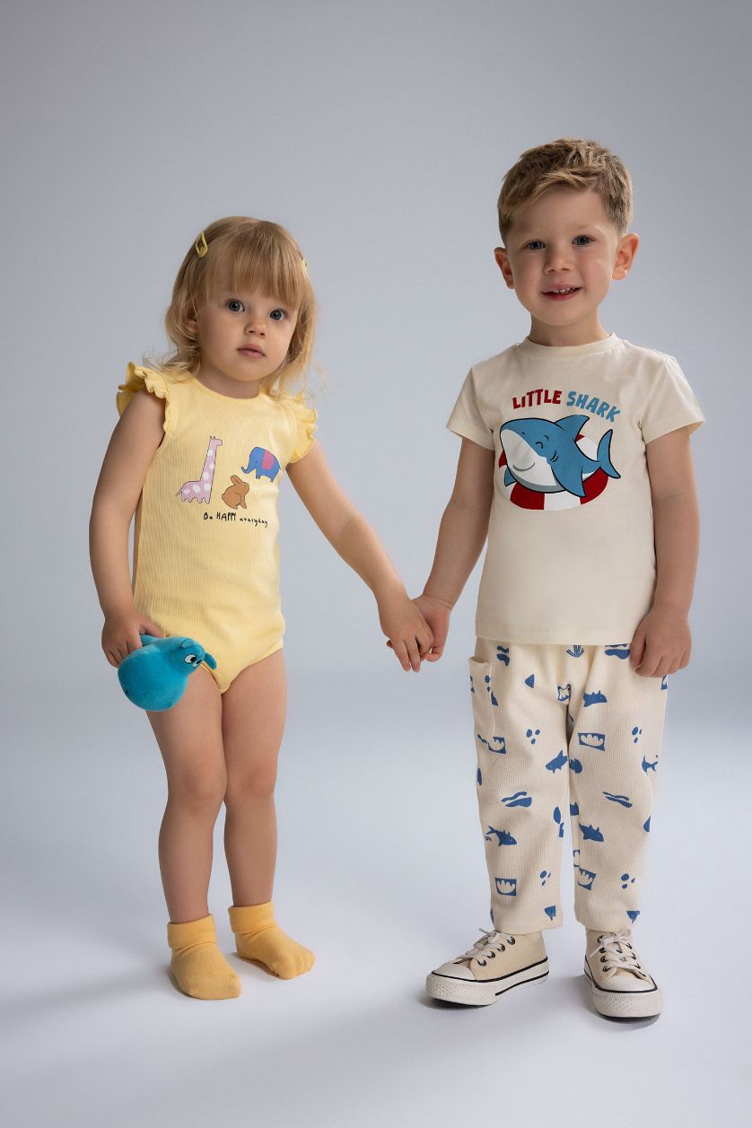 طفلة صغيرة أصفر فاتح اوفر نص ردن مضلع مطبوعة قصة عادية