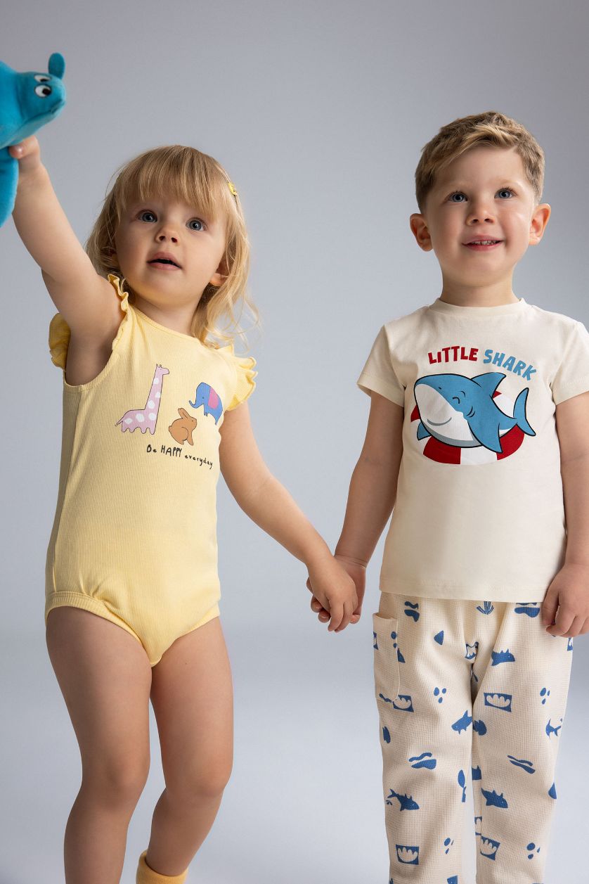 طفلة صغيرة أصفر فاتح اوفر نص ردن مضلع مطبوعة قصة عادية