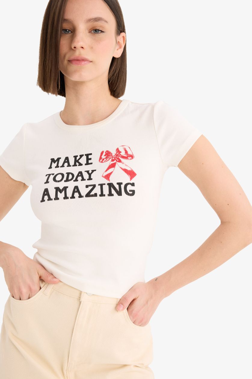 Kadın Kırık Beyaz Fitted Bisiklet Yaka Baskılı Ribana Kısa Kollu Tişört