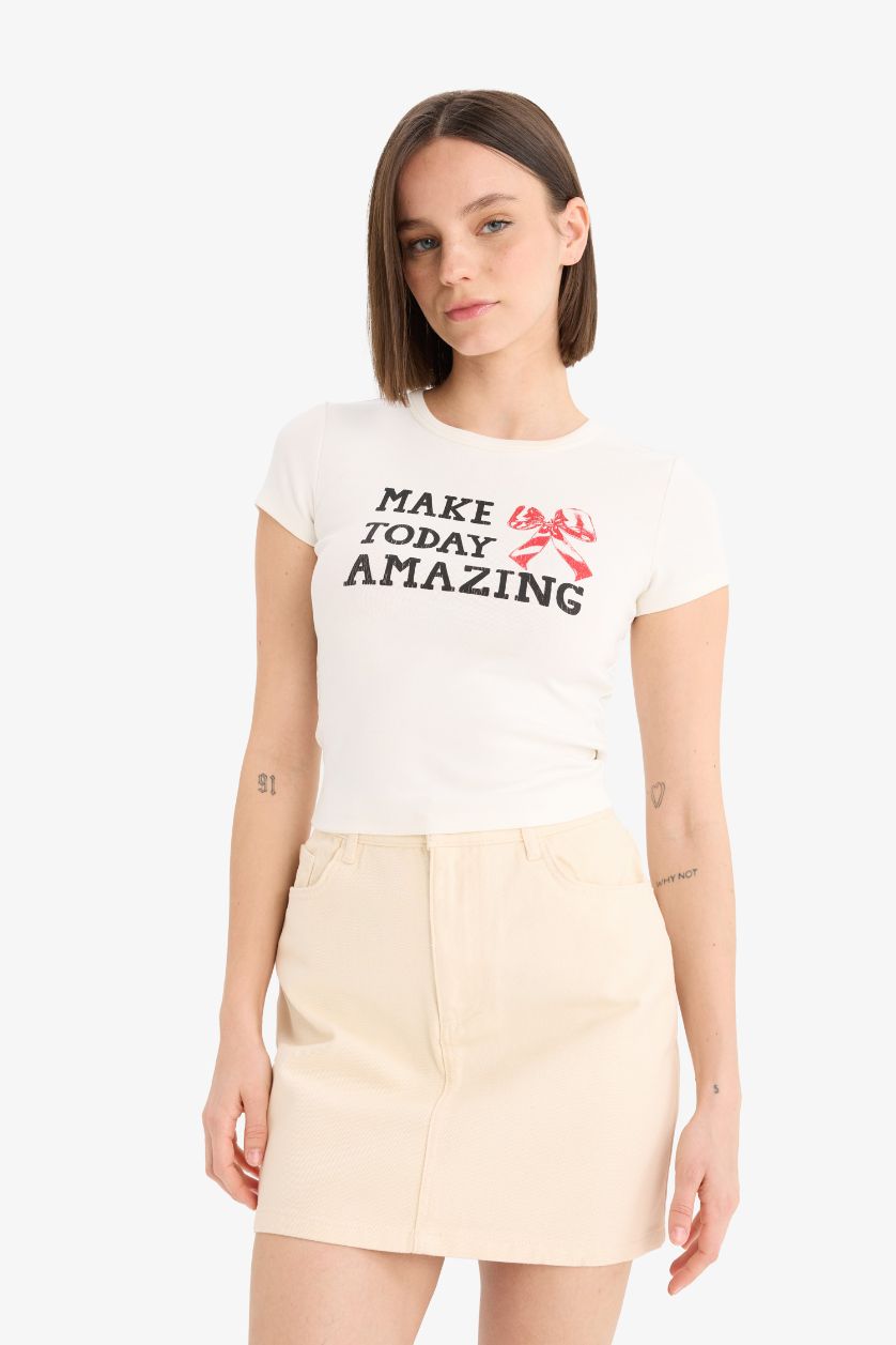 Kadın Kırık Beyaz Fitted Bisiklet Yaka Baskılı Ribana Kısa Kollu Tişört