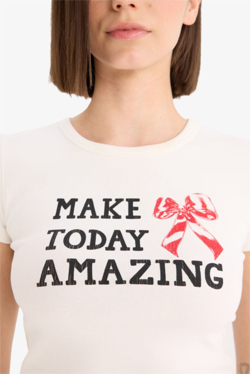 Kadın Kırık Beyaz Fitted Bisiklet Yaka Baskılı Ribana Kısa Kollu Tişört