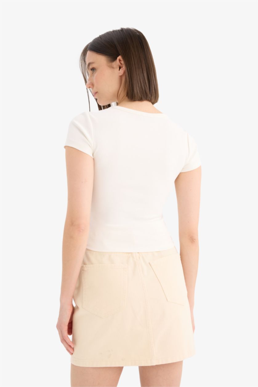 Kadın Kırık Beyaz Fitted Bisiklet Yaka Baskılı Ribana Kısa Kollu Tişört