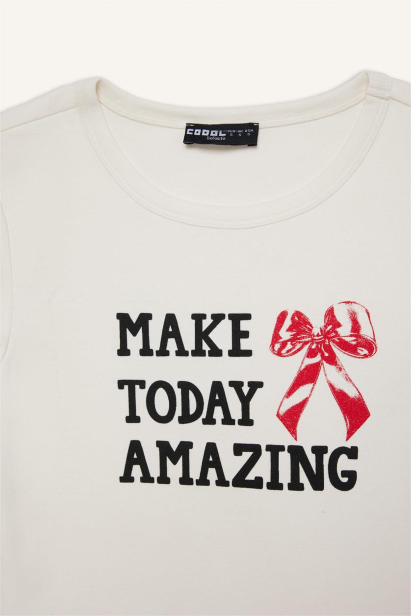 Kadın Kırık Beyaz Fitted Bisiklet Yaka Baskılı Ribana Kısa Kollu Tişört