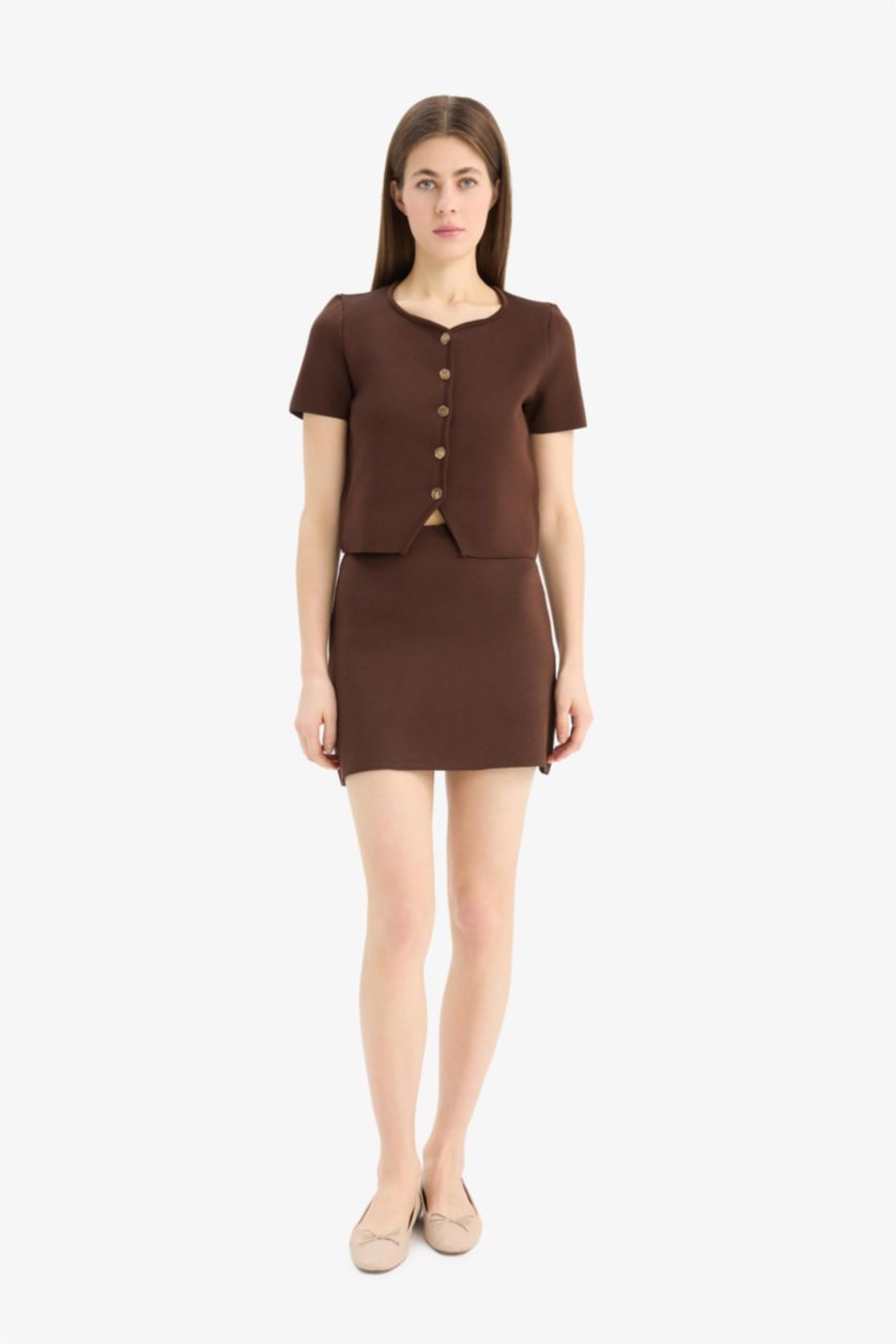 نساء بني تنورة عادية بطيات