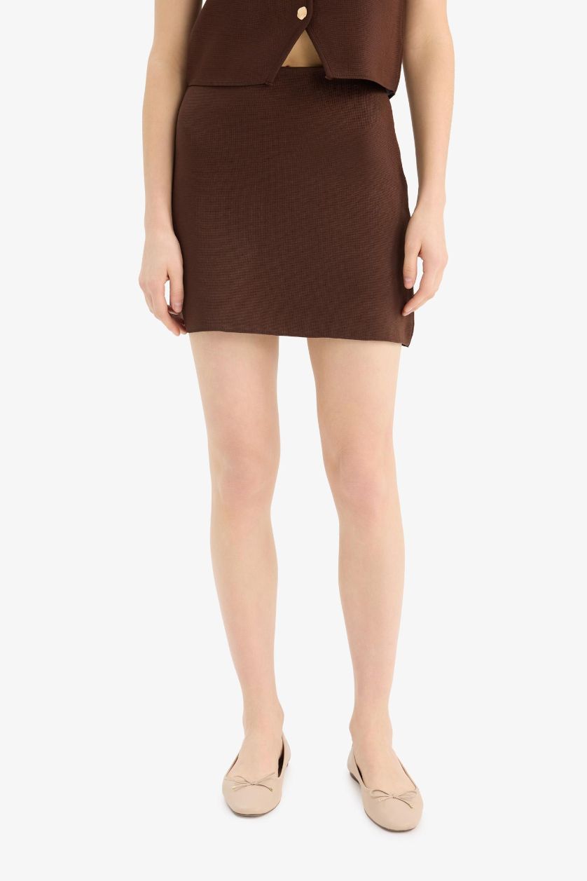 نساء بني تنورة عادية بطيات