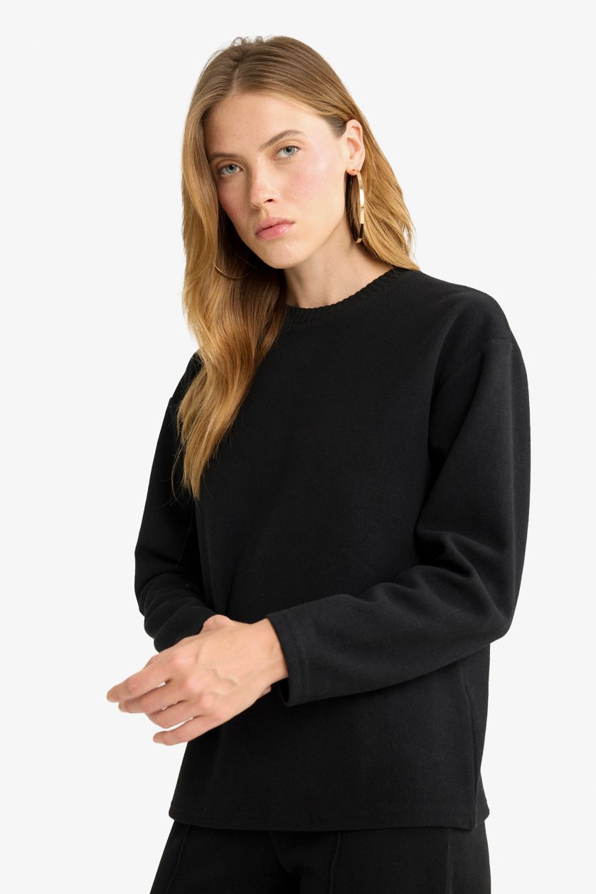 Woman Black Relax Fit Long Sleeve Sweatshirt