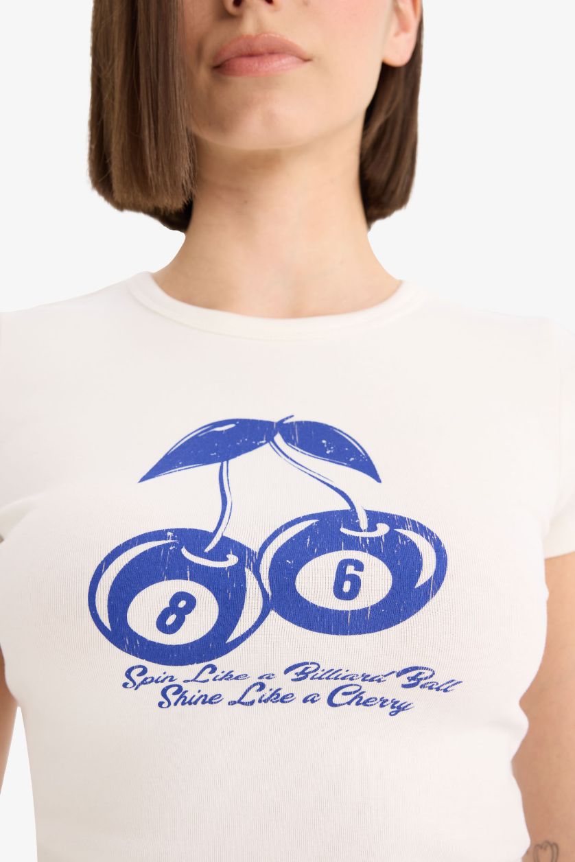 Kadın Kırık Beyaz Fitted Bisiklet Yaka Baskılı Ribana Kısa Kollu Tişört