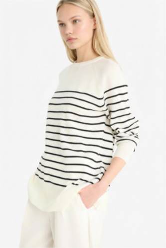 نساء بيج فاتح بلوز مخطط تريكو قصة عادية بياخة مستديرة