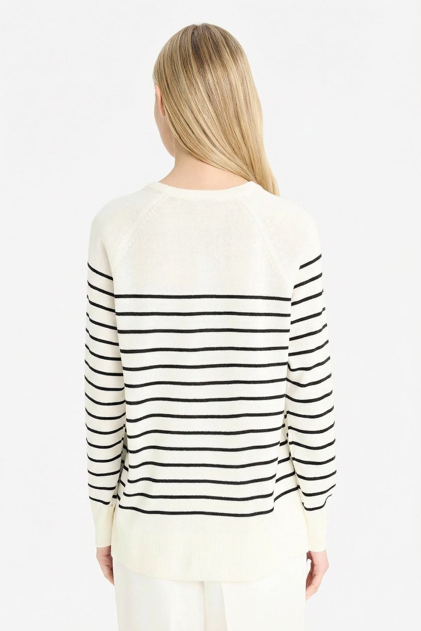 نساء بيج فاتح بلوز مخطط تريكو قصة عادية بياخة مستديرة